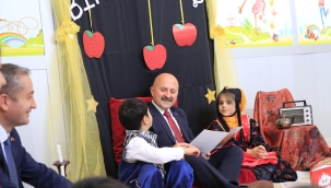 VALİ ÇOCUKLARA MASAL OKUDU