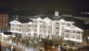 Hayırsever Çoktin ailesi tarafından Doğubayazıt ilçesine yaptırılan Ömer Çoktin Fen Lisesi'nde ders zili çaldı.