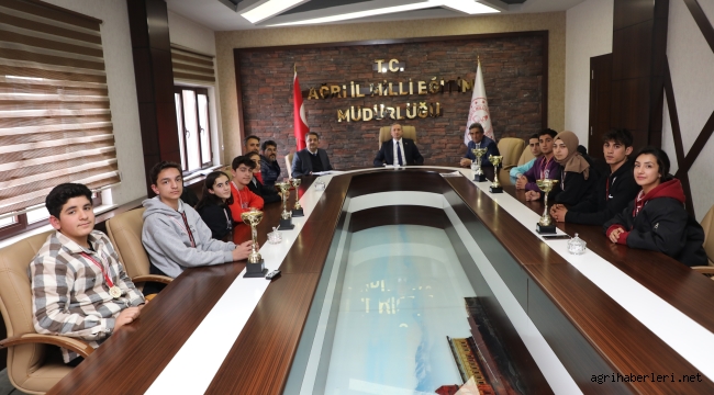 Ağrı Milli Eğitim Müdürü Kökrek, başarılı sporcularla bir araya geldi 