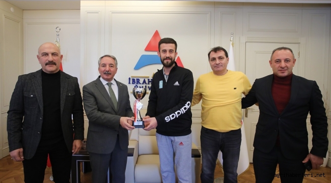 AİÇÜ Rektörü Prof. Dr. KARABULUT Başarılı Sporcuları Misafir Etti