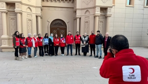 AĞRI'DA AİÇÜ'DE SINAVA HAZIRLANAN ÖĞRECİLERE BAYAN VAROL, ÇORBA İKRAM EDİYOR