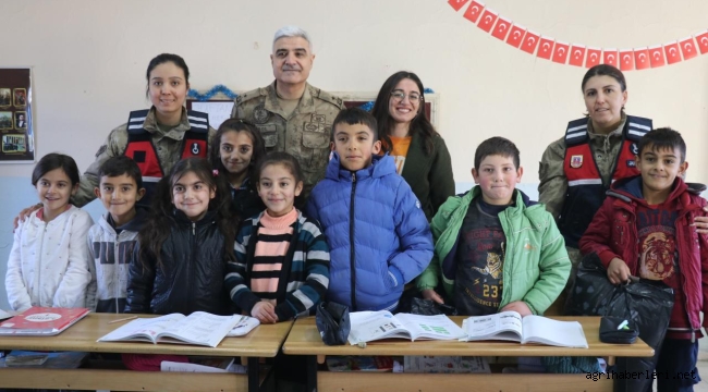 Ağrı'da Mehmetçik Kış Kampanyası ile Öğrencilerin Yüzünü Güldürdü