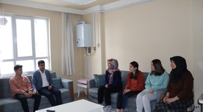 AĞRI'DAKİ YETKİLİLER DEPREMZEDE AİLELERİN YANINDA