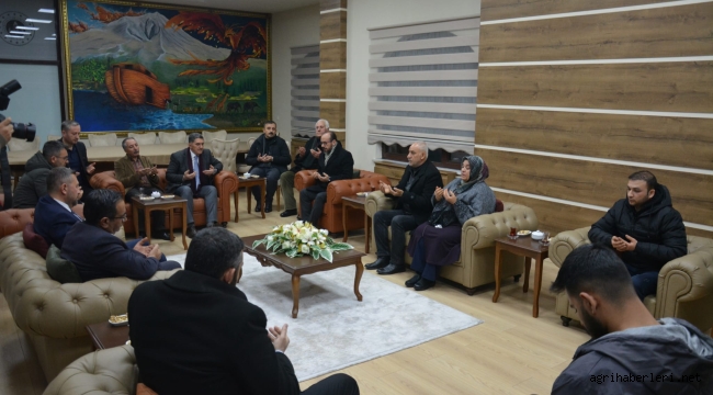 AK Parti Ağrı Milletvekili Ekrem Çelebi, deprem bölgesinden Ağrı'ya gelen vatandaşlarla bir araya geldi.