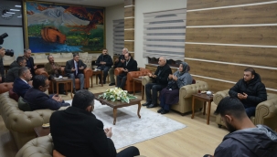 AK Parti Ağrı Milletvekili Ekrem Çelebi, deprem bölgesinden Ağrı'ya gelen vatandaşlarla bir araya geldi.