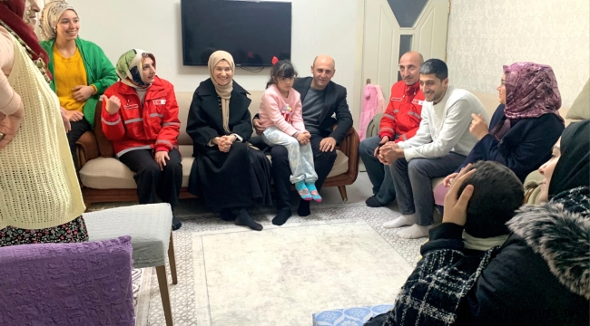 Doğubayazıt Kaymakamı Murat Ekinci ve eşi Tuğba Ekinci, depremzede ailelerinden Koç ve Karanfil ailelerini ziyaret etti.