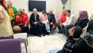Doğubayazıt Kaymakamı Murat Ekinci ve eşi Tuğba Ekinci, depremzede ailelerinden Koç ve Karanfil ailelerini ziyaret etti.