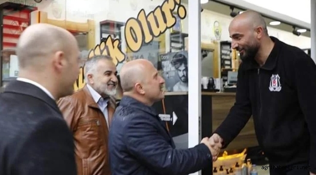 ŞİDDETLİ YAĞMURA RAĞMEN VATANDAŞLAR VALİ'Yİ CADDEDE ŞEKER VE KOLONYA İLE KARŞILADI