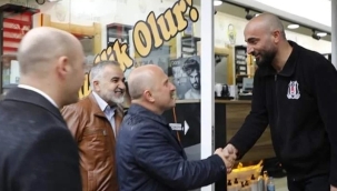 ŞİDDETLİ YAĞMURA RAĞMEN VATANDAŞLAR VALİ'Yİ CADDEDE ŞEKER VE KOLONYA İLE KARŞILADI