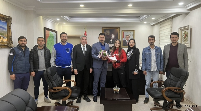 DİYADİNLİ SPORCULAR SPORCU KAYMAKAMA ÇİÇEK İLE GİTTİLER