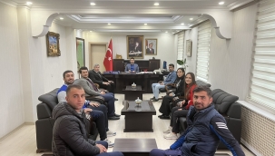 DİYADİNLİ SPORCULAR SPORCU KAYMAKAMA ÇİÇEK İLE GİTTİLER