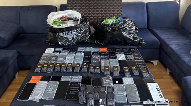  Ağrı'da iş yerlerinde gümrük kaçağı 108 akıllı cep telefonu ve aksesuarları ele geçirildi.
