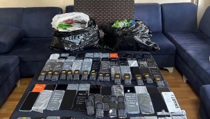 Ağrı'da iş yerlerinde gümrük kaçağı 108 akıllı cep telefonu ve aksesuarları ele geçirildi.