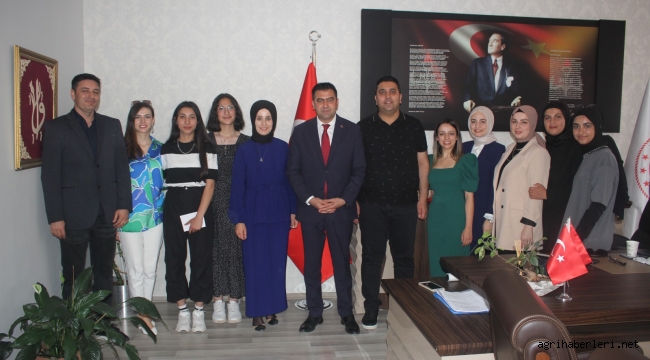 MÜDÜR KÖSEN, MÜDÜR SALMAN'A PLAKET TAKDİM ETTİ