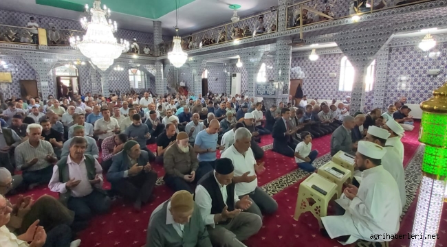 Doğubayazıt Merkez Camii'de 15 Temmuz Şehitleri İçin Mevlid-i Şerif Okutuldu