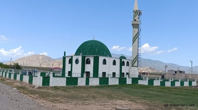 Doğubayazıt'ta Fettah Bayram tarafından yaptırılan Nebi Ağa Camii ibadete açıldı.