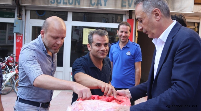 Ağrı Belediye Başkanı Metin Karadoğan, 37 derecede çalışan personele karpuz ikram etti.