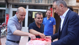 Ağrı Belediye Başkanı Metin Karadoğan, 37 derecede çalışan personele karpuz ikram etti.