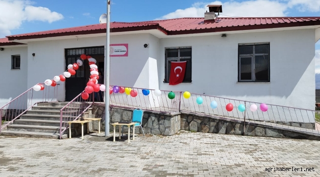 DOĞUBAYAZIT'TA KIŞIN ÖĞRENCİLER ELLERİNDE TEZEK PARÇASI İLE OKULA GİDECEKLER.