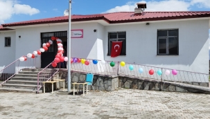 DOĞUBAYAZIT'TA KIŞIN ÖĞRENCİLER ELLERİNDE TEZEK PARÇASI İLE OKULA GİDECEKLER.