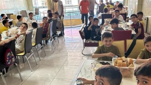 DOĞUBAYAZITLI HAYIRSEVERDEN KUR'AN TALEBELERİNE YEMEK İKRAMI
