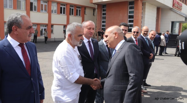Vali Mustafa Koç, Ağrı'da Çiçekler İle Karşılandı