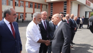 Vali Mustafa Koç, Ağrı'da Çiçekler İle Karşılandı