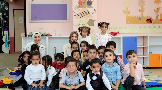 VALİ VE EMNİYET MÜDÜR EŞLERİ ÇOCUKLARA OYUNCAK VERDİLER