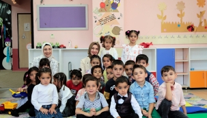 VALİ VE EMNİYET MÜDÜR EŞLERİ ÇOCUKLARA OYUNCAK VERDİLER