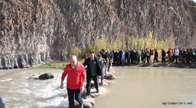 Ağrı Valiliği Koordinesinde Turizmin Yüzyılı Sloganıyla "Diyadin Kanyonu Yürüyüşü" Düzenlendi.