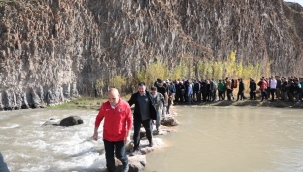 Ağrı Valiliği Koordinesinde Turizmin Yüzyılı Sloganıyla "Diyadin Kanyonu Yürüyüşü" Düzenlendi.