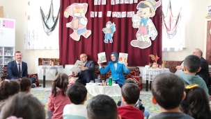  AĞRI VALİSİ KOÇ VE EŞİ, MİNİKLERE MASAL OKUDU