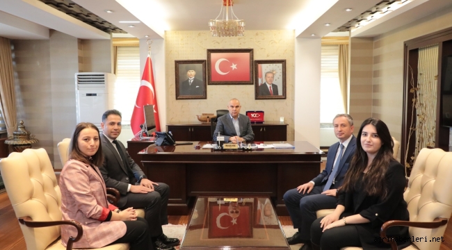  ÖĞRETMENLER VALİ KOÇ'A ÇİÇEK TAKDİM ETTİLER