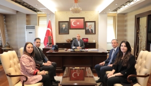  ÖĞRETMENLER VALİ KOÇ'A ÇİÇEK TAKDİM ETTİLER