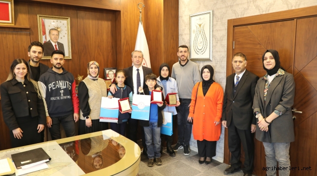 Ağrı'da "Sözlük Tasarım" yarışmasında dereceye giren öğrencilere ödülleri verildi