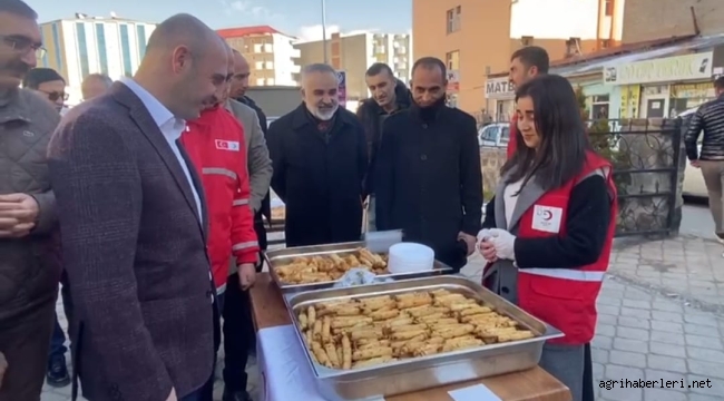  Doğubayazıt'ta Türk Kızılay Şubesi Filistinli çocuklar yararına kermes düzenledi.