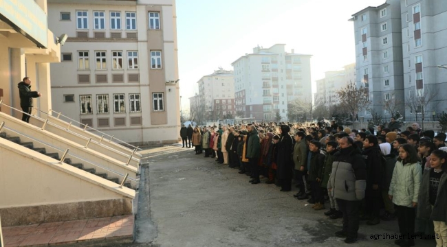 Ağrı'da 956 Okulda 140 Bin Öğrenci ve Öğretmen Şehitler İçin Dua Etti.