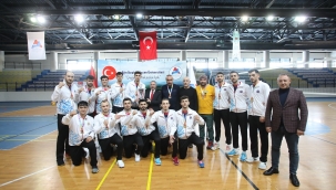 AİÇÜ Rektörü Prof. Dr. KARABULUT, UNİLİG Şampiyonu Sporculara Madalya ve Kupa Verdi