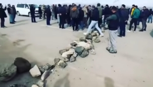 SINIR KAPISINDA TIR ŞOFÖRLERİ TRANSİT YOLU KAPATTI