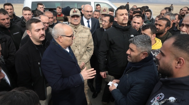 TIR ŞOFÖRLERİ SORUNLARINI AĞRI VALİSİ MUSTAF KOÇ'A ANLATTI