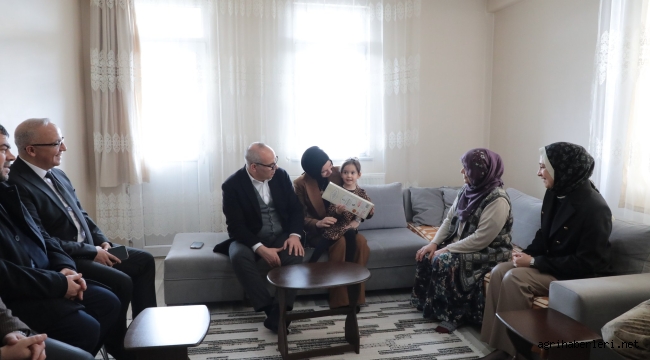 VALİ MUSTAFA KOÇ VE EŞİ, AĞRI'DA VATANDAŞIN DERDİ İLE DERTLENİYOR.