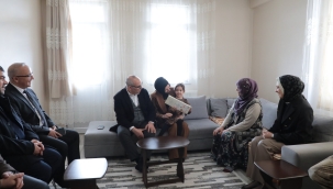 VALİ MUSTAFA KOÇ VE EŞİ, AĞRI'DA VATANDAŞIN DERDİ İLE DERTLENİYOR.