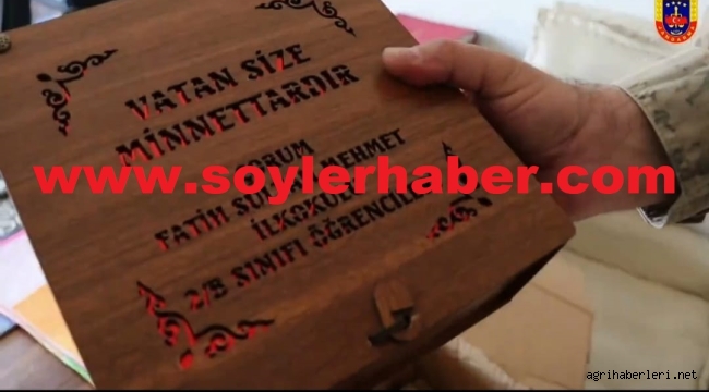 ÇORUM'DAKİ ÖĞRENCİLERDEN İRAN SINIR BOYUNDA GÖREV YAPAN MEHMETÇİĞE MEKTUP VAR