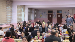 Vali Koç ve eşi iftarda kız öğrencilerin sofrasına konuk oldu.