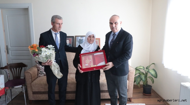 VALİ KOÇ VE EŞİ ŞEHİT AİLESİNİN İFTAR SOFRASINA KONUK OLDULAR