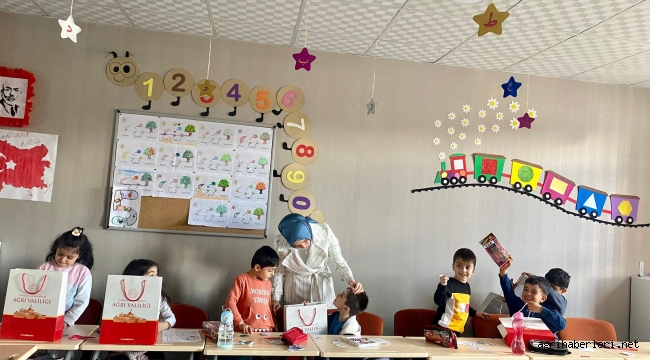 Ağrı Valisi Mustafa Koç'un Eşi, Kız Kur'an Kursunda Aileler İle Bir Araya Geldi.