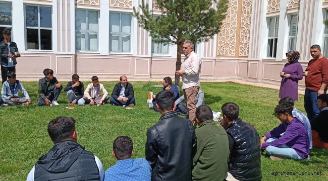 Doğubayazıt'ta İmam Hatip Lisesi Öğrencileri AİÇÜ'de İslami İlimler Fakültesini Ziyaret Ettiler.