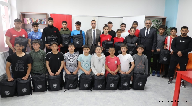  Ağrı Gençlik ve Spor İl Müdürü Fedai Din, Eleşkirt ilçesindeki spor tesislerini gezerek incelemelerde bulundu.