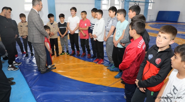  Ağrı Gençlik ve Spor İl Müdürü Fedai Din, Eleşkirt ilçesindeki spor tesislerini gezerek incelemelerde bulundu.