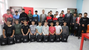  Ağrı Gençlik ve Spor İl Müdürü Fedai Din, Eleşkirt ilçesindeki spor tesislerini gezerek incelemelerde bulundu.